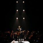 Tiago Bettencourt Instagram - Agradecimentos: o primeiro vai obviamente para a @orquestraclassicadocentro_occ, gerida pela Dra Emília, pela abertura de continuarmos a trabalhar juntos desde o primeiro concerto em Coimbra no Convento de São Francisco em Julho de 2021. Obrigado ao @pedro.carvalho.violino pela dedicação e mestria nos inúmeros arranjos e à @ehsaraross pelos magníficos arranjos do 'partimos a pedra' e da música nova estreada nestes concertos de Lisboa e Porto. Toda a orquestra foi dirigida de forma exímia pelo Maestro @diogocosta.bass . Foi uma honra para mim ter sido amparado por tanto talento nestes dois concertos e quero muito que esta colaboração não fique por aqui ⚡️ 📸@ferreirasebas Coliseu dos Recreios