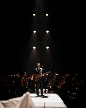 Tiago Bettencourt Instagram - Agradecimentos: o primeiro vai obviamente para a @orquestraclassicadocentro_occ, gerida pela Dra Emília, pela abertura de continuarmos a trabalhar juntos desde o primeiro concerto em Coimbra no Convento de São Francisco em Julho de 2021. Obrigado ao @pedro.carvalho.violino pela dedicação e mestria nos inúmeros arranjos e à @ehsaraross pelos magníficos arranjos do 'partimos a pedra' e da música nova estreada nestes concertos de Lisboa e Porto. Toda a orquestra foi dirigida de forma exímia pelo Maestro @diogocosta.bass . 
Foi uma honra para mim ter sido amparado por tanto talento nestes dois concertos e quero muito que esta colaboração não fique por aqui ⚡️

📸@ferreirasebas