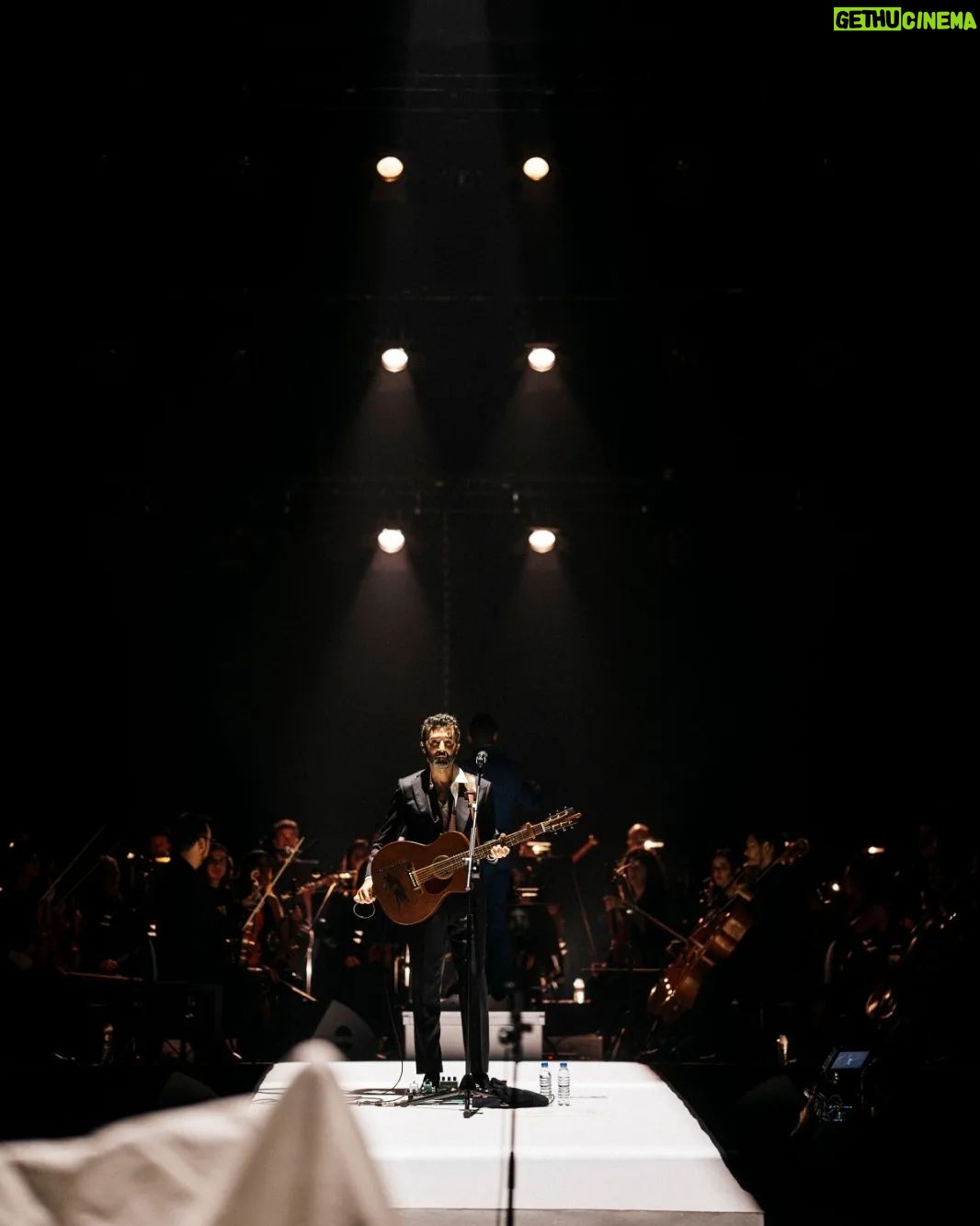 Tiago Bettencourt - 1.3K Likes - Agradecimentos: o primeiro vai obviamente para a @orquestraclassicadocentro_occ, gerida pela Dra Emília, pela abertura de continuarmos a trabalhar juntos desde o primeiro concerto em Coimbra no Convento de São Francisco em Julho de 2021. Obrigado ao @pedro.carvalho.violino pela dedicação e mestria nos inúmeros arranjos e à @ehsaraross pelos magníficos arranjos do 'partimos a pedra' e da música nova estreada nestes concertos de Lisboa e Porto. Toda a orquestra foi dirigida de forma exímia pelo Maestro @diogocosta.bass .
Foi uma honra para mim ter sido amparado por tanto talento nestes dois concertos e quero muito que esta colaboração não fique por aqui ⚡️
📸@ferreirasebas