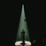 Tiago Bettencourt Instagram - É sempre arrebatador ver esta mágica e mítica sala cheia. Estou, mais uma vez, de coração cheio. Abraço-vos! Fotografias do @ferreirasebas ⚡️⚡️⚡️ As luzes do @rui.daniels ✨️ @everythingisnewpt @metronomo_mgmt @sonymusicpt Coliseu dos Recreios