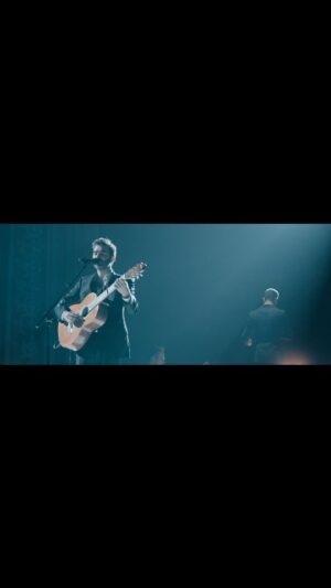 Tiago Bettencourt Instagram - Aqui fica um bocadinho da música inédita no novo álbum (já no youtube também). Chama-se 'Caminhar'. Fala de mares profundos e gostava que a recebessem com tempo e serenidade ✨. Tem uma desarmante orquestração da @ehsaraross, interpretada pela @orquestraclassicadocentro_occ, dirigida pelo @diogocosta.conductor. Nos coros estavam @mariana.norton, @claudiapascoal e a minha banda 🧑🏻‍🤝‍🧑🏻👬👬. Imagem realizado pelo @arlindocamachophoto ⚡

"Caminhar"

Se for por medo o que não vês,
fecha os olhos
Há um mar sereno, uma voz que nos guia
Há lado negro em todos nós, uma ferida

Se for por medo o que não vês,
não me olhes
Vai no vento sem temer a descida
Há um mar profundo em todos nós, uma ilha,
onde em segredo todo o ar se expira

Leva a força dos trovões - caminhar
Leva gritos e orações - caminhar
Esquece a perda e o rancor - caminhar
E a tristeza, meu amor - caminhar

...

Traz a força dos trovões, caminhar
Traz os gritos e orações, caminhar
Esquece a perda e o rancor, caminhar
Alegria, meu amor. 

Se for sereno, o que lá vem,
vou contigo
Serei a pedra deste chão
e abrigo.
