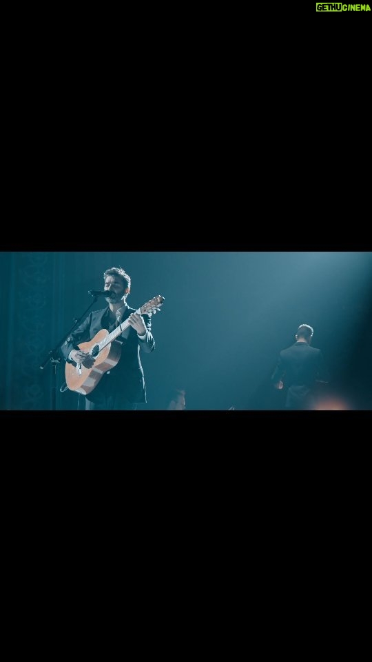 Tiago Bettencourt - 1.3K Likes - Aqui fica um bocadinho da música inédita no novo álbum (já no youtube também). Chama-se 'Caminhar'. Fala de mares profundos e gostava que a recebessem com tempo e serenidade ✨. Tem uma desarmante orquestração da @ehsaraross, interpretada pela @orquestraclassicadocentro_occ, dirigida pelo @diogocosta.conductor. Nos coros estavam @mariana.norton, @claudiapascoal e a minha banda 🧑🏻🤝🧑🏻👬👬. Imagem realizado pelo @arlindocamachophoto ⚡
"Caminhar"
Se for por medo o que não vês,
fecha os olhos
Há um mar sereno, uma voz que nos guia
Há lado negro em todos nós, uma ferida
Se for por medo o que não vês,
não me olhes
Vai no vento sem temer a descida
Há um mar profundo em todos nós, uma ilha,
onde em segredo todo o ar se expira
Leva a força dos trovões - caminhar
Leva gritos e orações - caminhar
Esquece a perda e o rancor - caminhar
E a tristeza, meu amor - caminhar
...
Traz a força dos trovões, caminhar
Traz os gritos e orações, caminhar
Esquece a perda e o rancor, caminhar
Alegria, meu amor.
Se for sereno, o que lá vem,
vou contigo
Serei a pedra deste chão
e abrigo.