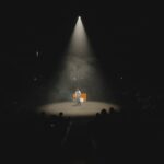 Tiago Bettencourt Instagram - Lisboa: Obrigado por mais um ano em que enchemos o @coliseudosrecreios de magia natalícia. Este foi realmente um concerto diferente, complexo, perigoso, de três horas, mas onde me senti acompanhado do princípio ao fim pelo magnífico público daquela noite mágica. Temos as mágicas fotografias do nosso @omartim testemunhando o espectáculo que só foi possível com a colaboração e mestria de toda uma incansável equipa que tornou tudo isto possível. Obrigado a todos eles. Obrigado à minha banda, sempre presente, sempre gigante como as sombras feitas pelo @rui.daniels nas luzes. Aos convidados de luxo @paulogonzomusic , @diogoclementemusic e @saracorreiafado que abrilhantaram a noite cada um à sua maneira tão única e especial. Obrigado aos parceiros que todos os anos se juntam a esta aventura. @everythingisnewpt , @metronomo_mgmt , @radiocomercial , @rtppt Porto, amanhã o post é para vocês 🤍 Coliseu dos Recreios