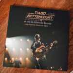 Tiago Bettencourt Instagram - Amigos, hoje sai finalmente para as lojas e plataformas digitais o meu disco de celebração de 20 anos de carreira que reúne uma selecção cuidada e abrangente de canções que achei que pudessem simbolizar, ainda que resumidamente, esta data. O disco leva a recordação de uma noite muito especial no @coliseudosrecreios a 22 de Dezembro de 2022. Obrigado antes de mais ao público maravilhoso que em vésperas de Natal marcou presença neste concerto fazendo esta aventura valer a pena. Obrigado à @orquestraclassicadocentro_occ por ter aceite este desafio, à minha querida banda, à @mariana.norton e @claudiapascoal pela mágica participação, a toda a equipe de som, luzes e imagem que tornou tudo isto possível. @everythingisnewpt @radiocomercial As fotografias do post e da capa do álbum são do @ferreirasebas 🔥 Coliseu dos Recreios