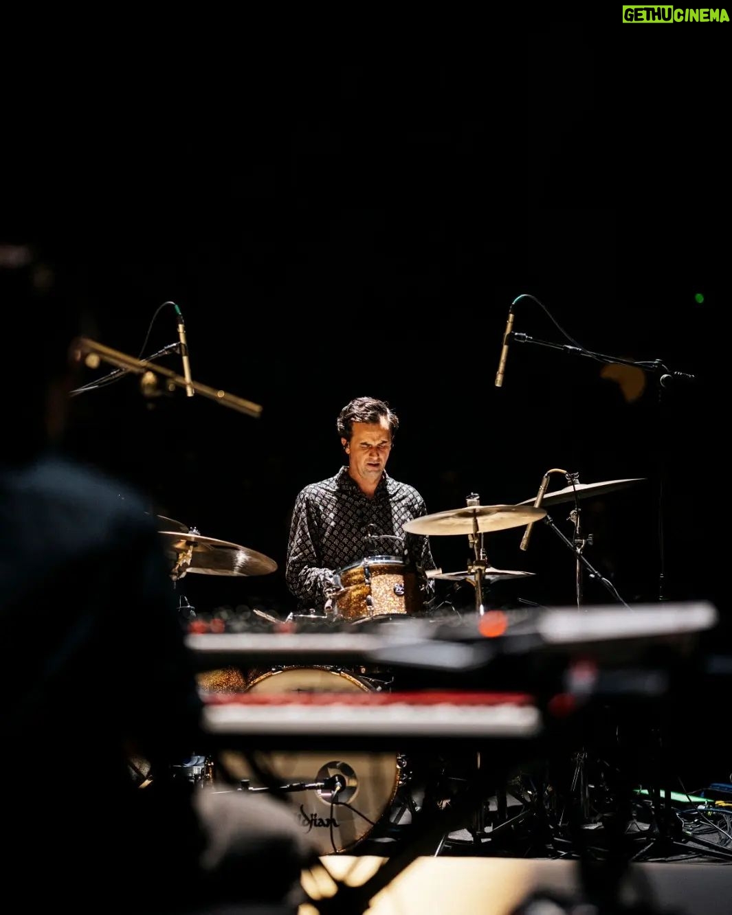 Tiago Bettencourt - 1.3K Likes - Terceiro agradecimento: à minha super banda, com quem tenho a sorte de subir aos palcos por este país fora e com quem espero continuar a tocar e a crescer, durante muitos mais anos. O @joao_lencastre , @prl_b , @joao.n.bernardo e @joao.hasselberg . Quem já ouviu sabe que é a melhor banda do mundo 🔥
📸@ferreirasebas