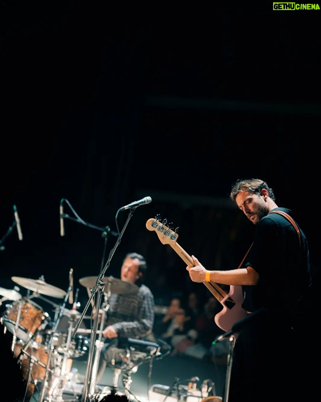Tiago Bettencourt - 1.3K Likes - Terceiro agradecimento: à minha super banda, com quem tenho a sorte de subir aos palcos por este país fora e com quem espero continuar a tocar e a crescer, durante muitos mais anos. O @joao_lencastre , @prl_b , @joao.n.bernardo e @joao.hasselberg . Quem já ouviu sabe que é a melhor banda do mundo 🔥
📸@ferreirasebas