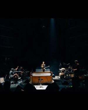 Tiago Bettencourt Instagram - Terceiro agradecimento: à minha super banda, com quem tenho a sorte de subir aos palcos por este país fora e com quem espero continuar a tocar e a crescer, durante muitos mais anos. O @joao_lencastre , @prl_b , @joao.n.bernardo e @joao.hasselberg . Quem já ouviu sabe que é a melhor banda do mundo 🔥

📸@ferreirasebas