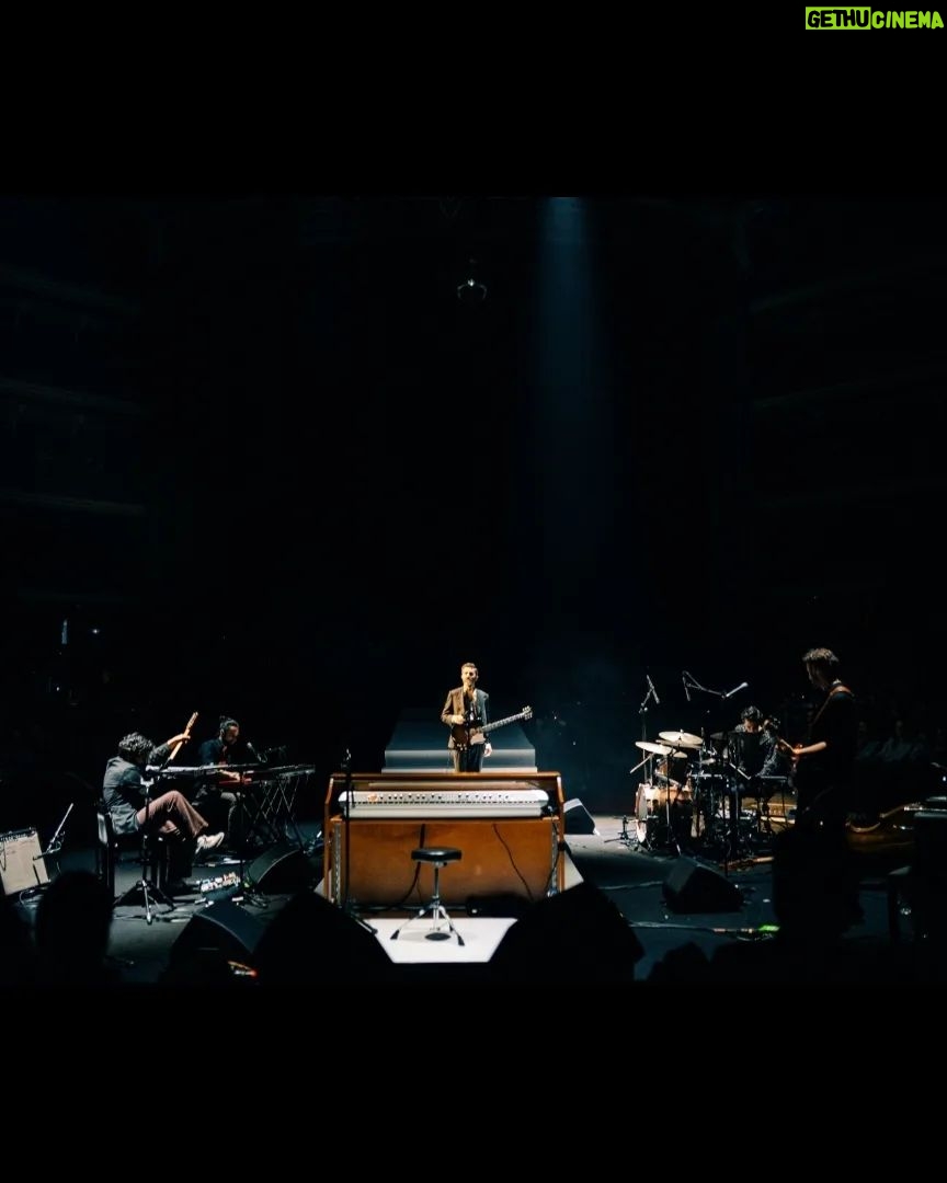 Tiago Bettencourt - 1.3K Likes - Terceiro agradecimento: à minha super banda, com quem tenho a sorte de subir aos palcos por este país fora e com quem espero continuar a tocar e a crescer, durante muitos mais anos. O @joao_lencastre , @prl_b , @joao.n.bernardo e @joao.hasselberg . Quem já ouviu sabe que é a melhor banda do mundo 🔥
📸@ferreirasebas