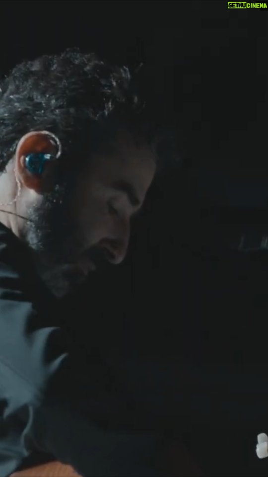 Tiago Bettencourt Instagram - Esta sexta, sai também uma música nova, inédita, que toquei pela primeira vez no Coliseu de Dezembro de 2022. Chama-se Caminhar. Link na bio para a estreia. Sexta sai também o segundo volume desse concerto, bem como todo o concerto em CD e Vinil 🔥 Coliseu dos Recreios
