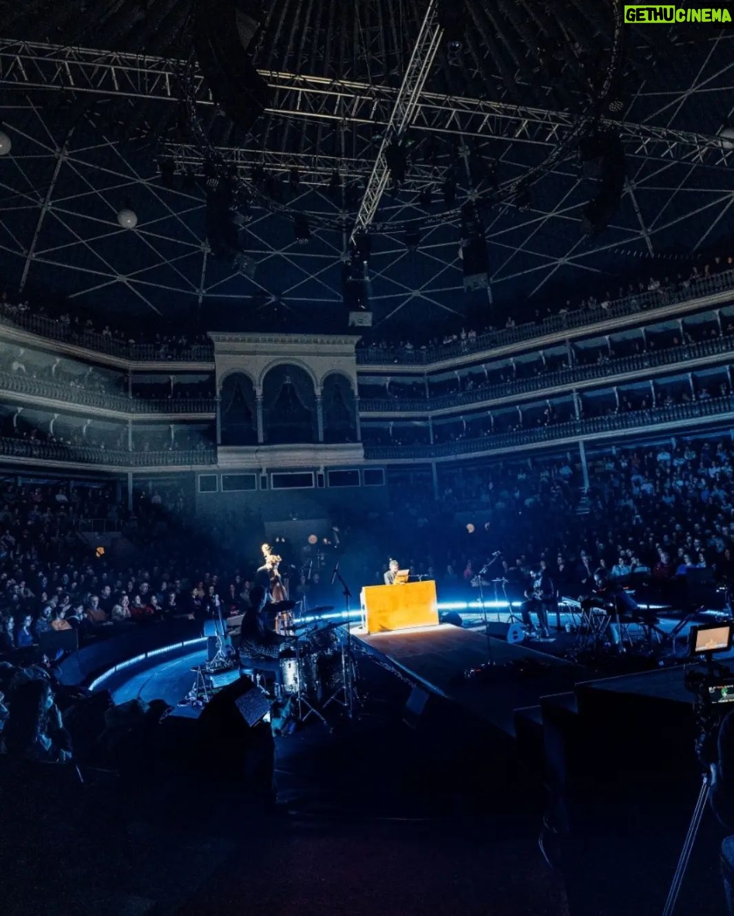 Tiago Bettencourt - 1.3K Likes - Terceiro agradecimento: à minha super banda, com quem tenho a sorte de subir aos palcos por este país fora e com quem espero continuar a tocar e a crescer, durante muitos mais anos. O @joao_lencastre , @prl_b , @joao.n.bernardo e @joao.hasselberg . Quem já ouviu sabe que é a melhor banda do mundo 🔥
📸@ferreirasebas