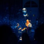Tiago Bettencourt Instagram - Segundo agradecimento: ao meu magnifico "coro", que esteve presente em apenas Lisboa (sem disponibilidade para o Porto 😔 ), formado por duas queridas amigas que são também duas artistas que admiro imensamente. Ambas, com um trabalho prolifero em várias áreas das artes e cujos caminhos sigo atentamente. E que bom que foi cantarmos os três juntos mais uma vez. Obrigado mil vezes @mariana.norton e @claudiapascoal 🩶🧡 Coliseu dos Recreios