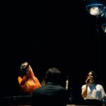 Tiago Bettencourt Instagram - Segundo agradecimento: ao meu magnifico "coro", que esteve presente em apenas Lisboa (sem disponibilidade para o Porto 😔 ), formado por duas queridas amigas que são também duas artistas que admiro imensamente. Ambas, com um trabalho prolifero em várias áreas das artes e cujos caminhos sigo atentamente. E que bom que foi cantarmos os três juntos mais uma vez. Obrigado mil vezes @mariana.norton e @claudiapascoal 🩶🧡 Coliseu dos Recreios