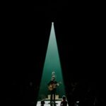 Tiago Bettencourt Instagram - Segundo agradecimento: ao meu magnifico "coro", que esteve presente em apenas Lisboa (sem disponibilidade para o Porto 😔 ), formado por duas queridas amigas que são também duas artistas que admiro imensamente. Ambas, com um trabalho prolifero em várias áreas das artes e cujos caminhos sigo atentamente. E que bom que foi cantarmos os três juntos mais uma vez. Obrigado mil vezes @mariana.norton e @claudiapascoal 🩶🧡 Coliseu dos Recreios