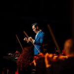 Tiago Bettencourt Instagram - Agradecimentos: o primeiro vai obviamente para a @orquestraclassicadocentro_occ, gerida pela Dra Emília, pela abertura de continuarmos a trabalhar juntos desde o primeiro concerto em Coimbra no Convento de São Francisco em Julho de 2021. Obrigado ao @pedro.carvalho.violino pela dedicação e mestria nos inúmeros arranjos e à @ehsaraross pelos magníficos arranjos do 'partimos a pedra' e da música nova estreada nestes concertos de Lisboa e Porto. Toda a orquestra foi dirigida de forma exímia pelo Maestro @diogocosta.bass . Foi uma honra para mim ter sido amparado por tanto talento nestes dois concertos e quero muito que esta colaboração não fique por aqui ⚡️ 📸@ferreirasebas Coliseu dos Recreios