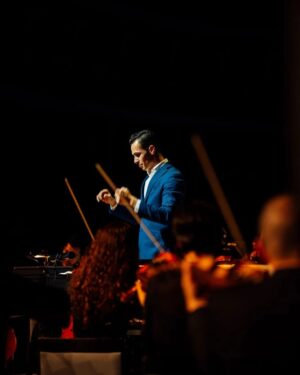 Tiago Bettencourt Instagram - Agradecimentos: o primeiro vai obviamente para a @orquestraclassicadocentro_occ, gerida pela Dra Emília, pela abertura de continuarmos a trabalhar juntos desde o primeiro concerto em Coimbra no Convento de São Francisco em Julho de 2021. Obrigado ao @pedro.carvalho.violino pela dedicação e mestria nos inúmeros arranjos e à @ehsaraross pelos magníficos arranjos do 'partimos a pedra' e da música nova estreada nestes concertos de Lisboa e Porto. Toda a orquestra foi dirigida de forma exímia pelo Maestro @diogocosta.bass . 
Foi uma honra para mim ter sido amparado por tanto talento nestes dois concertos e quero muito que esta colaboração não fique por aqui ⚡️

📸@ferreirasebas