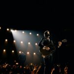 Tiago Bettencourt Instagram - Agradecimentos: o primeiro vai obviamente para a @orquestraclassicadocentro_occ, gerida pela Dra Emília, pela abertura de continuarmos a trabalhar juntos desde o primeiro concerto em Coimbra no Convento de São Francisco em Julho de 2021. Obrigado ao @pedro.carvalho.violino pela dedicação e mestria nos inúmeros arranjos e à @ehsaraross pelos magníficos arranjos do 'partimos a pedra' e da música nova estreada nestes concertos de Lisboa e Porto. Toda a orquestra foi dirigida de forma exímia pelo Maestro @diogocosta.bass . Foi uma honra para mim ter sido amparado por tanto talento nestes dois concertos e quero muito que esta colaboração não fique por aqui ⚡️ 📸@ferreirasebas Coliseu dos Recreios