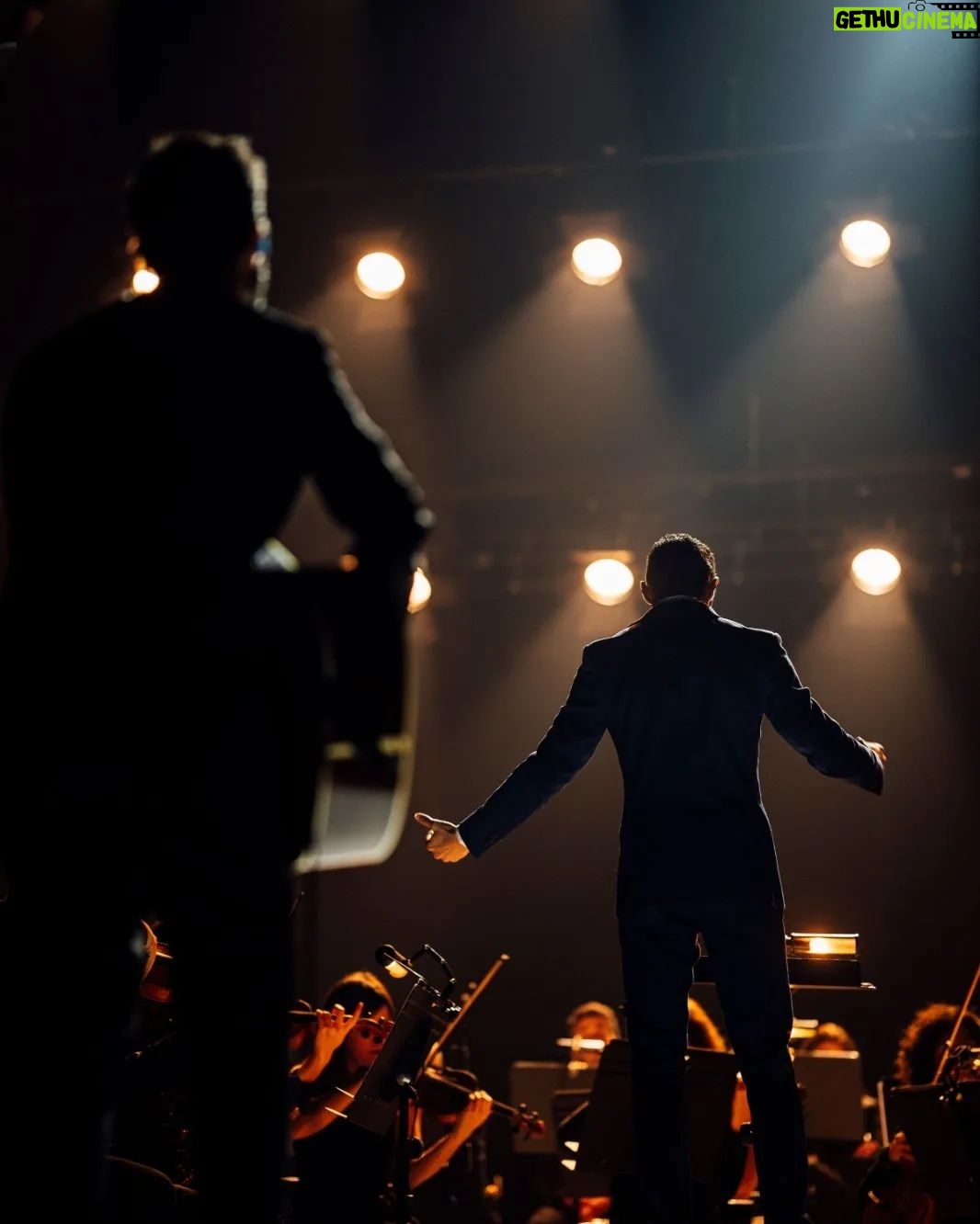 Tiago Bettencourt - 1.3K Likes - Agradecimentos: o primeiro vai obviamente para a @orquestraclassicadocentro_occ, gerida pela Dra Emília, pela abertura de continuarmos a trabalhar juntos desde o primeiro concerto em Coimbra no Convento de São Francisco em Julho de 2021. Obrigado ao @pedro.carvalho.violino pela dedicação e mestria nos inúmeros arranjos e à @ehsaraross pelos magníficos arranjos do 'partimos a pedra' e da música nova estreada nestes concertos de Lisboa e Porto. Toda a orquestra foi dirigida de forma exímia pelo Maestro @diogocosta.bass .
Foi uma honra para mim ter sido amparado por tanto talento nestes dois concertos e quero muito que esta colaboração não fique por aqui ⚡️
📸@ferreirasebas