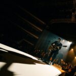 Tiago Bettencourt Instagram - Agradecimentos: o primeiro vai obviamente para a @orquestraclassicadocentro_occ, gerida pela Dra Emília, pela abertura de continuarmos a trabalhar juntos desde o primeiro concerto em Coimbra no Convento de São Francisco em Julho de 2021. Obrigado ao @pedro.carvalho.violino pela dedicação e mestria nos inúmeros arranjos e à @ehsaraross pelos magníficos arranjos do 'partimos a pedra' e da música nova estreada nestes concertos de Lisboa e Porto. Toda a orquestra foi dirigida de forma exímia pelo Maestro @diogocosta.bass . Foi uma honra para mim ter sido amparado por tanto talento nestes dois concertos e quero muito que esta colaboração não fique por aqui ⚡️ 📸@ferreirasebas Coliseu dos Recreios