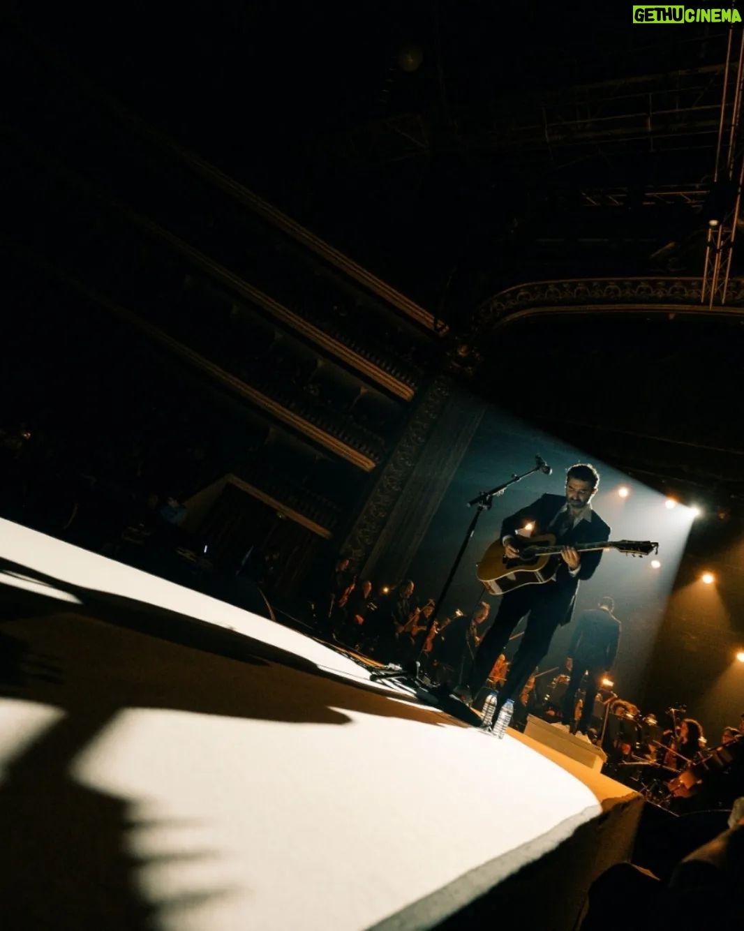 Tiago Bettencourt - 1.3K Likes - Agradecimentos: o primeiro vai obviamente para a @orquestraclassicadocentro_occ, gerida pela Dra Emília, pela abertura de continuarmos a trabalhar juntos desde o primeiro concerto em Coimbra no Convento de São Francisco em Julho de 2021. Obrigado ao @pedro.carvalho.violino pela dedicação e mestria nos inúmeros arranjos e à @ehsaraross pelos magníficos arranjos do 'partimos a pedra' e da música nova estreada nestes concertos de Lisboa e Porto. Toda a orquestra foi dirigida de forma exímia pelo Maestro @diogocosta.bass .
Foi uma honra para mim ter sido amparado por tanto talento nestes dois concertos e quero muito que esta colaboração não fique por aqui ⚡️
📸@ferreirasebas