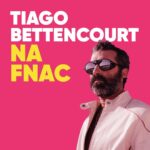 Tiago Bettencourt Instagram - No final do ano do ano passado, Tiago Bettencourt, fez dois espetáculos muito especiais, que contaram com a Orquestra Clássica do Centro de Coimbra e com a sua banda. Os espetáculos foram registados em áudio e vídeo, e deram origem a um álbum duplo "XX- Ao Vivo No Coliseu Dos Recreios – com Orquestra Clássica do Centro - volume 1 e 2". Em 2023 Tiago Bettencourt comemora 20 anos de carreira e lança o tão esperado álbum duplo ao vivo, que conta com duas convidadas especiais: Cláudia Pascoal e Mariana Norton. E ainda um tema inédito "Caminhar". Neste trabalho, Tiago Bettencourt conseguiu fundir "passado e presente - pop e clássico" nas suas canções de sucesso. Para assinalar o lançamento do disco, o artista vai estar #nafnac para apresentar alguns temas ao vivo e sessão de autógrafos. #tiagobettencourt #xx #20anosdecarreira #fnacsessions #sessaodeautografos FNAC Colombo