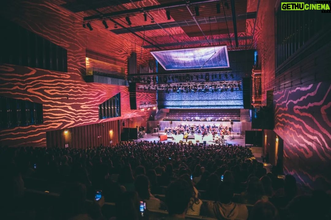 Tiago Bettencourt - 1.2K Likes - Mais umas fotografias do amigo @arlindocamachophoto sobre o nosso belo concerto na @casadamusicaporto. Amanhã temos coliseu 💪🏼💪🏼💪🏼
@sony.portugal
@everythingisnewpt