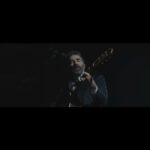 Tiago Bettencourt Instagram - Novo video no youtube, link na bio e storie. “O Jardim” foi a música escondida do meu álbum com o mesmo nome, o meu primeiro álbum a solo (2007), depois dos Toranja. Embora nunca tenho sido single, esta canção tem vindo discretamente a encontrar seu caminho secreto até ao coração de muitas das pessoas que seguem o meu trabalho. Dezasseis anos depois é pedida em todos os concertos, e cantada em coro. Toma várias formas diferentes, dependendo do espaço, do público e do ambiente de cada noite. Nesta versão única ao vivo no Coliseu dos Recreios estou acompanhado pela @orquestraclassicadocentro_occ de Coimbra dirigida pelo maestro @diogocosta.bass , com uma graciosa orquestração do @pedro.carvalho.violino . A realização das imagens é do Arlindo Camacho. Aqui fica então, de novo, “O Jardim” em versão perfeita para noites quentes de verão, junto a um rio ou perto das ondas de um oceano. Boas férias a quem vai de férias! 💫 @coliseudosrecreios @everythingisnewpt @metronomo_mgmt @mister.man1972
