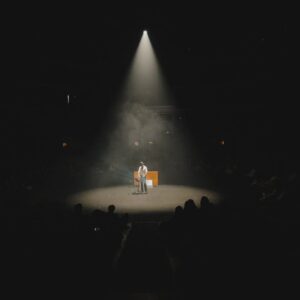 Tiago Bettencourt Instagram - Lisboa: Obrigado por mais um ano em que enchemos o @coliseudosrecreios de magia natalícia. Este foi realmente um concerto diferente, complexo, perigoso, de três horas, mas onde me senti acompanhado do princípio ao fim pelo magnífico público daquela noite mágica. Temos as mágicas fotografias do nosso @omartim testemunhando o espectáculo que só foi possível com a colaboração e mestria de toda uma incansável equipa que tornou tudo isto possível. Obrigado a todos eles. Obrigado à minha banda, sempre presente, sempre gigante como as sombras feitas pelo @rui.daniels nas luzes. Aos convidados de luxo @paulogonzomusic , @diogoclementemusic e @saracorreiafado que abrilhantaram a noite cada um à sua maneira tão única e especial. Obrigado aos parceiros que todos os anos se juntam a esta aventura. @everythingisnewpt , @metronomo_mgmt , @radiocomercial , @rtppt 
Porto, amanhã o post é para vocês 🤍