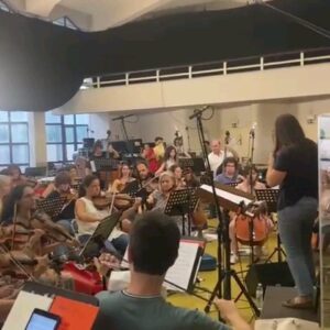 Tiago Bettencourt Instagram - Agradecimentos, créditos, e algumas imagens dos ensaios e backstage:
A orquestra feita de voluntários foi brilhantemente dirigida pela @joanacarneiro_1976 com um arranjo do @pedro.carvalho.violino adaptado para este formato pelo @cgarciamusic . O magnífico coro, também ele feito de voluntários foi dirigido pela Teresa Cordeiro. 
A cenografia que envolveu não só o meu momento mas tudo quanto viram nas cerimónias ao longo das Jornadas, foi da @matildetrocado . 
Os bombos do fundão, também todos voluntários pertencentes a diversos grupos de bombos unificados num só, com a preciosa ajuda da Sr Vereadora Alcina Cerdeira da Câmara do Fundão. 
Obrigado a todos, aplausos para todos 🤍
