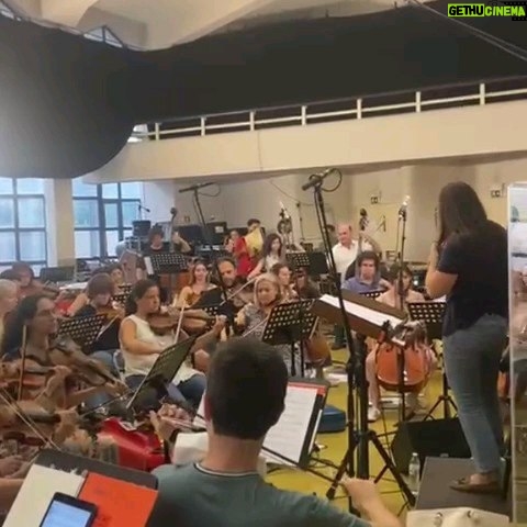 Tiago Bettencourt Instagram - Agradecimentos, créditos, e algumas imagens dos ensaios e backstage: A orquestra feita de voluntários foi brilhantemente dirigida pela @joanacarneiro_1976 com um arranjo do @pedro.carvalho.violino adaptado para este formato pelo @cgarciamusic . O magnífico coro, também ele feito de voluntários foi dirigido pela Teresa Cordeiro. A cenografia que envolveu não só o meu momento mas tudo quanto viram nas cerimónias ao longo das Jornadas, foi da @matildetrocado . Os bombos do fundão, também todos voluntários pertencentes a diversos grupos de bombos unificados num só, com a preciosa ajuda da Sr Vereadora Alcina Cerdeira da Câmara do Fundão. Obrigado a todos, aplausos para todos 🤍