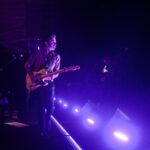 Tiago Bettencourt Instagram - Porto🤍. O mesmo espectáculo de Lisboa, com uma disposição de palco diferente, as mesmas três horas de concerto, e o público tão característico desta cidade que sempre me tratou tão bem, desde há 20 anos, tornando cada regresso memorável. Obrigado Porto pela sala esgotada em tão pouco tempo e as minhas desculpas por não termos conseguido marcar uma segunda data. Para a proxima teremos um plano B. Repetimos os enormes @paulogonzomusic e @diogoclementemusic . Mais uma vez obrigado a toda a equipa, à minha banda, e aos nossos parceiros. As fulminantes fotografias são do @nelsondaires 🔥 @everythingisnewpt @metronomo_mgmt @radiocomercial @rtppt Casa da Música