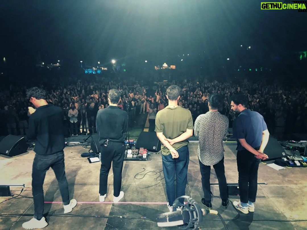 Tiago Bettencourt Instagram - Já vamos a caminho de Mesão Frio, onde tocamos hoje. Estas duas imagens são do bonito concerto no @cooljazzfestival que aconteceu na passada quinta feira. Obrigado a todos os que apareceram, foi um belo serão 🤍 📷 1 @rudi_dias 📷 2 @sarahawkkk