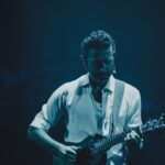 Tiago Bettencourt Instagram - Lisboa: Obrigado por mais um ano em que enchemos o @coliseudosrecreios de magia natalícia. Este foi realmente um concerto diferente, complexo, perigoso, de três horas, mas onde me senti acompanhado do princípio ao fim pelo magnífico público daquela noite mágica. Temos as mágicas fotografias do nosso @omartim testemunhando o espectáculo que só foi possível com a colaboração e mestria de toda uma incansável equipa que tornou tudo isto possível. Obrigado a todos eles. Obrigado à minha banda, sempre presente, sempre gigante como as sombras feitas pelo @rui.daniels nas luzes. Aos convidados de luxo @paulogonzomusic , @diogoclementemusic e @saracorreiafado que abrilhantaram a noite cada um à sua maneira tão única e especial. Obrigado aos parceiros que todos os anos se juntam a esta aventura. @everythingisnewpt , @metronomo_mgmt , @radiocomercial , @rtppt Porto, amanhã o post é para vocês 🤍 Coliseu dos Recreios