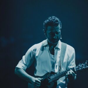 Tiago Bettencourt Instagram - Lisboa: Obrigado por mais um ano em que enchemos o @coliseudosrecreios de magia natalícia. Este foi realmente um concerto diferente, complexo, perigoso, de três horas, mas onde me senti acompanhado do princípio ao fim pelo magnífico público daquela noite mágica. Temos as mágicas fotografias do nosso @omartim testemunhando o espectáculo que só foi possível com a colaboração e mestria de toda uma incansável equipa que tornou tudo isto possível. Obrigado a todos eles. Obrigado à minha banda, sempre presente, sempre gigante como as sombras feitas pelo @rui.daniels nas luzes. Aos convidados de luxo @paulogonzomusic , @diogoclementemusic e @saracorreiafado que abrilhantaram a noite cada um à sua maneira tão única e especial. Obrigado aos parceiros que todos os anos se juntam a esta aventura. @everythingisnewpt , @metronomo_mgmt , @radiocomercial , @rtppt 
Porto, amanhã o post é para vocês 🤍