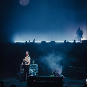 Tiago Bettencourt Instagram - Lisboa: Obrigado por mais um ano em que enchemos o @coliseudosrecreios de magia natalícia. Este foi realmente um concerto diferente, complexo, perigoso, de três horas, mas onde me senti acompanhado do princípio ao fim pelo magnífico público daquela noite mágica. Temos as mágicas fotografias do nosso @omartim testemunhando o espectáculo que só foi possível com a colaboração e mestria de toda uma incansável equipa que tornou tudo isto possível. Obrigado a todos eles. Obrigado à minha banda, sempre presente, sempre gigante como as sombras feitas pelo @rui.daniels nas luzes. Aos convidados de luxo @paulogonzomusic , @diogoclementemusic e @saracorreiafado que abrilhantaram a noite cada um à sua maneira tão única e especial. Obrigado aos parceiros que todos os anos se juntam a esta aventura. @everythingisnewpt , @metronomo_mgmt , @radiocomercial , @rtppt 
Porto, amanhã o post é para vocês 🤍