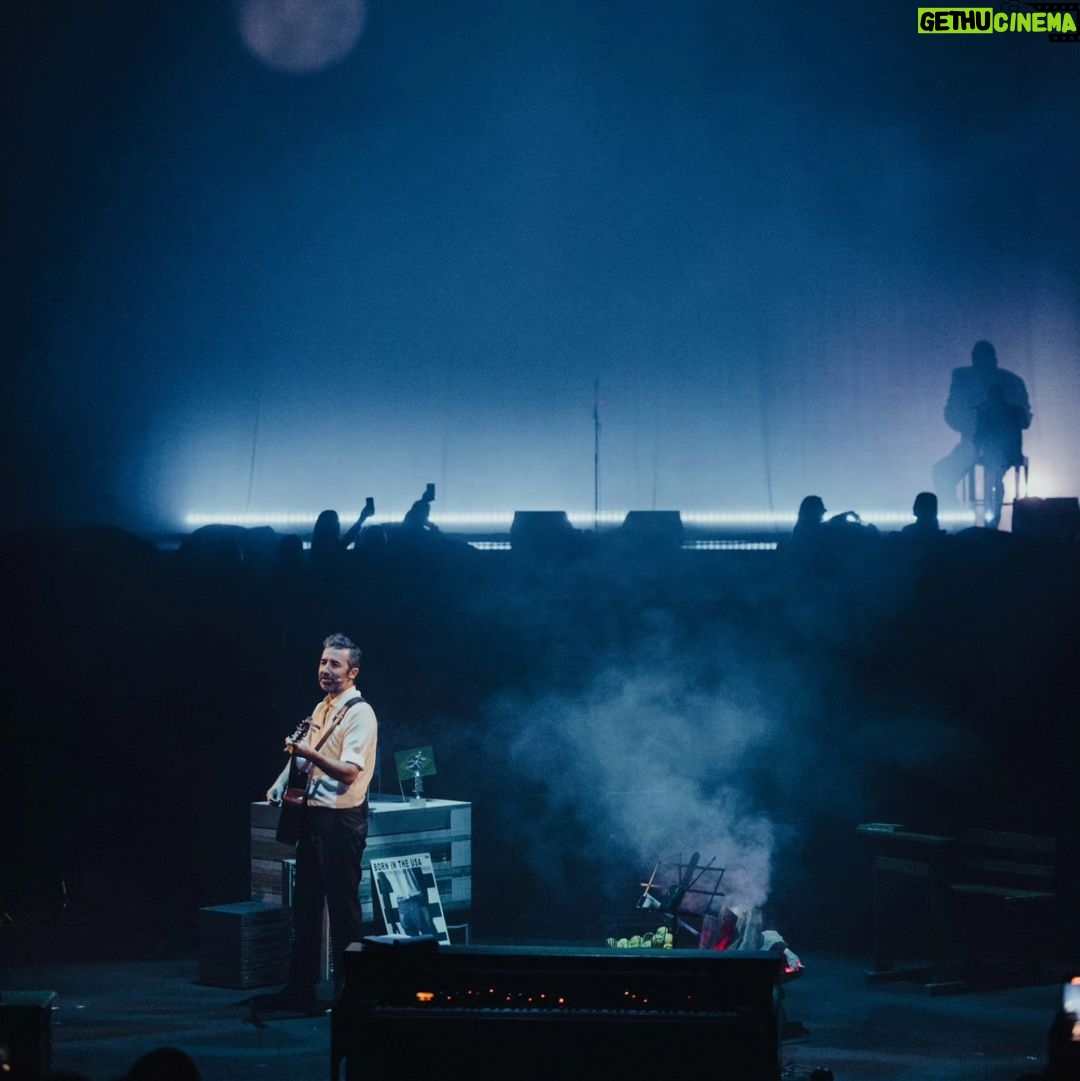 Tiago Bettencourt - 1.5K Likes - Lisboa: Obrigado por mais um ano em que enchemos o @coliseudosrecreios de magia natalícia. Este foi realmente um concerto diferente, complexo, perigoso, de três horas, mas onde me senti acompanhado do princípio ao fim pelo magnífico público daquela noite mágica. Temos as mágicas fotografias do nosso @omartim testemunhando o espectáculo que só foi possível com a colaboração e mestria de toda uma incansável equipa que tornou tudo isto possível. Obrigado a todos eles. Obrigado à minha banda, sempre presente, sempre gigante como as sombras feitas pelo @rui.daniels nas luzes. Aos convidados de luxo @paulogonzomusic , @diogoclementemusic e @saracorreiafado que abrilhantaram a noite cada um à sua maneira tão única e especial. Obrigado aos parceiros que todos os anos se juntam a esta aventura. @everythingisnewpt , @metronomo_mgmt , @radiocomercial , @rtppt
Porto, amanhã o post é para vocês 🤍