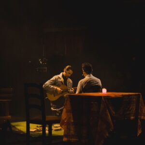 Tiago Bettencourt Instagram - Lisboa: Obrigado por mais um ano em que enchemos o @coliseudosrecreios de magia natalícia. Este foi realmente um concerto diferente, complexo, perigoso, de três horas, mas onde me senti acompanhado do princípio ao fim pelo magnífico público daquela noite mágica. Temos as mágicas fotografias do nosso @omartim testemunhando o espectáculo que só foi possível com a colaboração e mestria de toda uma incansável equipa que tornou tudo isto possível. Obrigado a todos eles. Obrigado à minha banda, sempre presente, sempre gigante como as sombras feitas pelo @rui.daniels nas luzes. Aos convidados de luxo @paulogonzomusic , @diogoclementemusic e @saracorreiafado que abrilhantaram a noite cada um à sua maneira tão única e especial. Obrigado aos parceiros que todos os anos se juntam a esta aventura. @everythingisnewpt , @metronomo_mgmt , @radiocomercial , @rtppt 
Porto, amanhã o post é para vocês 🤍