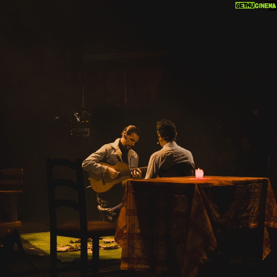 Tiago Bettencourt - 1.5K Likes - Lisboa: Obrigado por mais um ano em que enchemos o @coliseudosrecreios de magia natalícia. Este foi realmente um concerto diferente, complexo, perigoso, de três horas, mas onde me senti acompanhado do princípio ao fim pelo magnífico público daquela noite mágica. Temos as mágicas fotografias do nosso @omartim testemunhando o espectáculo que só foi possível com a colaboração e mestria de toda uma incansável equipa que tornou tudo isto possível. Obrigado a todos eles. Obrigado à minha banda, sempre presente, sempre gigante como as sombras feitas pelo @rui.daniels nas luzes. Aos convidados de luxo @paulogonzomusic , @diogoclementemusic e @saracorreiafado que abrilhantaram a noite cada um à sua maneira tão única e especial. Obrigado aos parceiros que todos os anos se juntam a esta aventura. @everythingisnewpt , @metronomo_mgmt , @radiocomercial , @rtppt
Porto, amanhã o post é para vocês 🤍