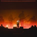 Tiago Bettencourt Instagram - Lisboa: Obrigado por mais um ano em que enchemos o @coliseudosrecreios de magia natalícia. Este foi realmente um concerto diferente, complexo, perigoso, de três horas, mas onde me senti acompanhado do princípio ao fim pelo magnífico público daquela noite mágica. Temos as mágicas fotografias do nosso @omartim testemunhando o espectáculo que só foi possível com a colaboração e mestria de toda uma incansável equipa que tornou tudo isto possível. Obrigado a todos eles. Obrigado à minha banda, sempre presente, sempre gigante como as sombras feitas pelo @rui.daniels nas luzes. Aos convidados de luxo @paulogonzomusic , @diogoclementemusic e @saracorreiafado que abrilhantaram a noite cada um à sua maneira tão única e especial. Obrigado aos parceiros que todos os anos se juntam a esta aventura. @everythingisnewpt , @metronomo_mgmt , @radiocomercial , @rtppt Porto, amanhã o post é para vocês 🤍 Coliseu dos Recreios