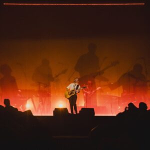 Tiago Bettencourt Instagram - Lisboa: Obrigado por mais um ano em que enchemos o @coliseudosrecreios de magia natalícia. Este foi realmente um concerto diferente, complexo, perigoso, de três horas, mas onde me senti acompanhado do princípio ao fim pelo magnífico público daquela noite mágica. Temos as mágicas fotografias do nosso @omartim testemunhando o espectáculo que só foi possível com a colaboração e mestria de toda uma incansável equipa que tornou tudo isto possível. Obrigado a todos eles. Obrigado à minha banda, sempre presente, sempre gigante como as sombras feitas pelo @rui.daniels nas luzes. Aos convidados de luxo @paulogonzomusic , @diogoclementemusic e @saracorreiafado que abrilhantaram a noite cada um à sua maneira tão única e especial. Obrigado aos parceiros que todos os anos se juntam a esta aventura. @everythingisnewpt , @metronomo_mgmt , @radiocomercial , @rtppt 
Porto, amanhã o post é para vocês 🤍
