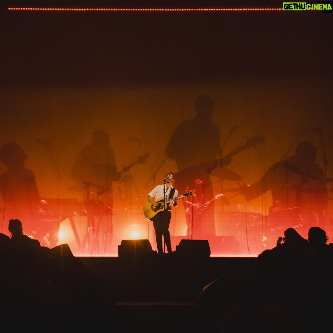 Tiago Bettencourt - 1.5K Likes - Lisboa: Obrigado por mais um ano em que enchemos o @coliseudosrecreios de magia natalícia. Este foi realmente um concerto diferente, complexo, perigoso, de três horas, mas onde me senti acompanhado do princípio ao fim pelo magnífico público daquela noite mágica. Temos as mágicas fotografias do nosso @omartim testemunhando o espectáculo que só foi possível com a colaboração e mestria de toda uma incansável equipa que tornou tudo isto possível. Obrigado a todos eles. Obrigado à minha banda, sempre presente, sempre gigante como as sombras feitas pelo @rui.daniels nas luzes. Aos convidados de luxo @paulogonzomusic , @diogoclementemusic e @saracorreiafado que abrilhantaram a noite cada um à sua maneira tão única e especial. Obrigado aos parceiros que todos os anos se juntam a esta aventura. @everythingisnewpt , @metronomo_mgmt , @radiocomercial , @rtppt
Porto, amanhã o post é para vocês 🤍