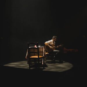 Tiago Bettencourt Instagram - Lisboa: Obrigado por mais um ano em que enchemos o @coliseudosrecreios de magia natalícia. Este foi realmente um concerto diferente, complexo, perigoso, de três horas, mas onde me senti acompanhado do princípio ao fim pelo magnífico público daquela noite mágica. Temos as mágicas fotografias do nosso @omartim testemunhando o espectáculo que só foi possível com a colaboração e mestria de toda uma incansável equipa que tornou tudo isto possível. Obrigado a todos eles. Obrigado à minha banda, sempre presente, sempre gigante como as sombras feitas pelo @rui.daniels nas luzes. Aos convidados de luxo @paulogonzomusic , @diogoclementemusic e @saracorreiafado que abrilhantaram a noite cada um à sua maneira tão única e especial. Obrigado aos parceiros que todos os anos se juntam a esta aventura. @everythingisnewpt , @metronomo_mgmt , @radiocomercial , @rtppt 
Porto, amanhã o post é para vocês 🤍