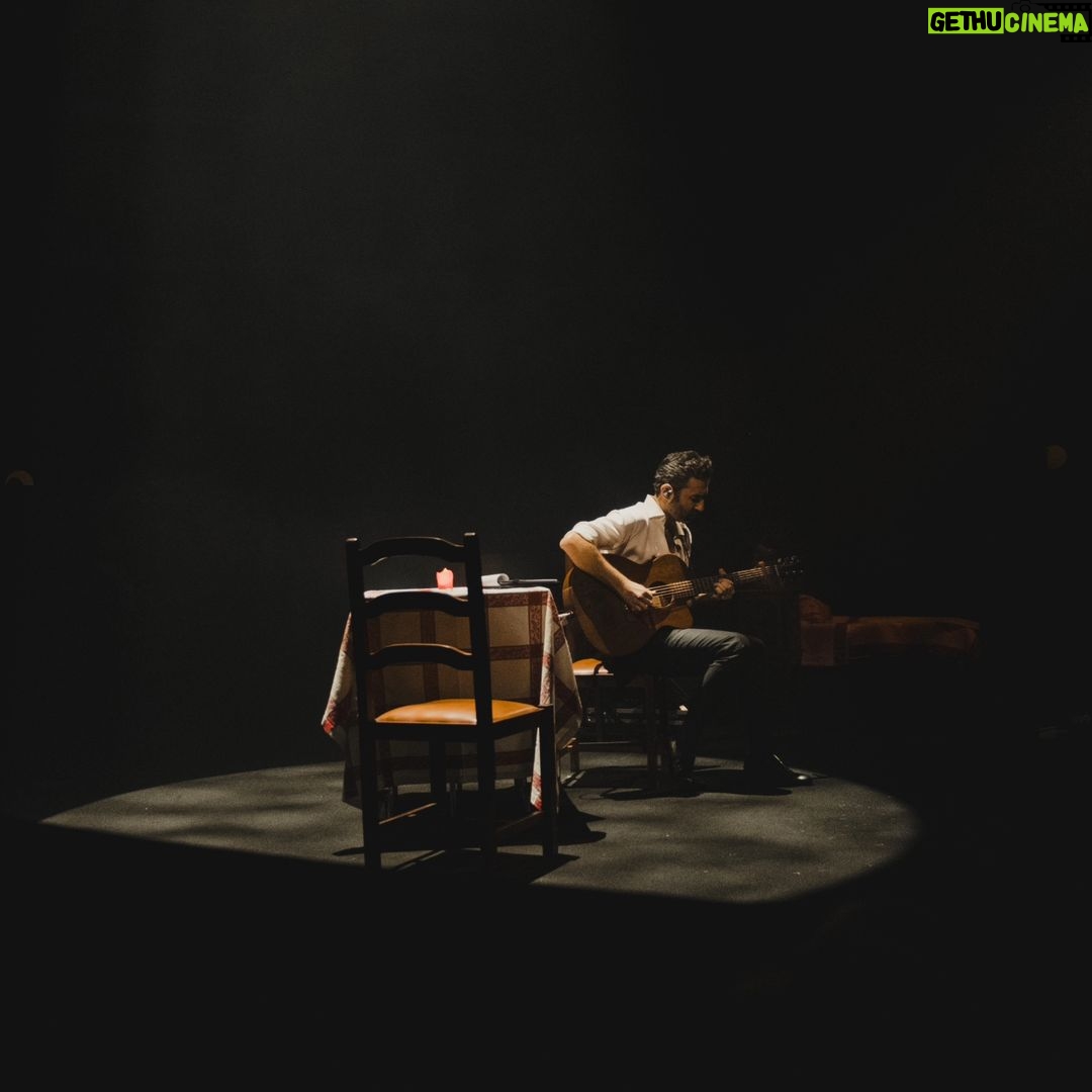 Tiago Bettencourt - 1.5K Likes - Lisboa: Obrigado por mais um ano em que enchemos o @coliseudosrecreios de magia natalícia. Este foi realmente um concerto diferente, complexo, perigoso, de três horas, mas onde me senti acompanhado do princípio ao fim pelo magnífico público daquela noite mágica. Temos as mágicas fotografias do nosso @omartim testemunhando o espectáculo que só foi possível com a colaboração e mestria de toda uma incansável equipa que tornou tudo isto possível. Obrigado a todos eles. Obrigado à minha banda, sempre presente, sempre gigante como as sombras feitas pelo @rui.daniels nas luzes. Aos convidados de luxo @paulogonzomusic , @diogoclementemusic e @saracorreiafado que abrilhantaram a noite cada um à sua maneira tão única e especial. Obrigado aos parceiros que todos os anos se juntam a esta aventura. @everythingisnewpt , @metronomo_mgmt , @radiocomercial , @rtppt
Porto, amanhã o post é para vocês 🤍