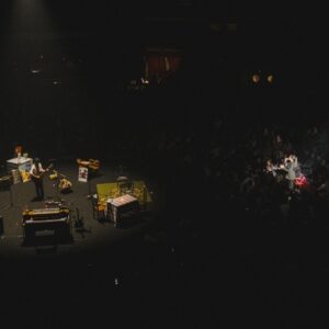 Tiago Bettencourt Instagram - Lisboa: Obrigado por mais um ano em que enchemos o @coliseudosrecreios de magia natalícia. Este foi realmente um concerto diferente, complexo, perigoso, de três horas, mas onde me senti acompanhado do princípio ao fim pelo magnífico público daquela noite mágica. Temos as mágicas fotografias do nosso @omartim testemunhando o espectáculo que só foi possível com a colaboração e mestria de toda uma incansável equipa que tornou tudo isto possível. Obrigado a todos eles. Obrigado à minha banda, sempre presente, sempre gigante como as sombras feitas pelo @rui.daniels nas luzes. Aos convidados de luxo @paulogonzomusic , @diogoclementemusic e @saracorreiafado que abrilhantaram a noite cada um à sua maneira tão única e especial. Obrigado aos parceiros que todos os anos se juntam a esta aventura. @everythingisnewpt , @metronomo_mgmt , @radiocomercial , @rtppt 
Porto, amanhã o post é para vocês 🤍