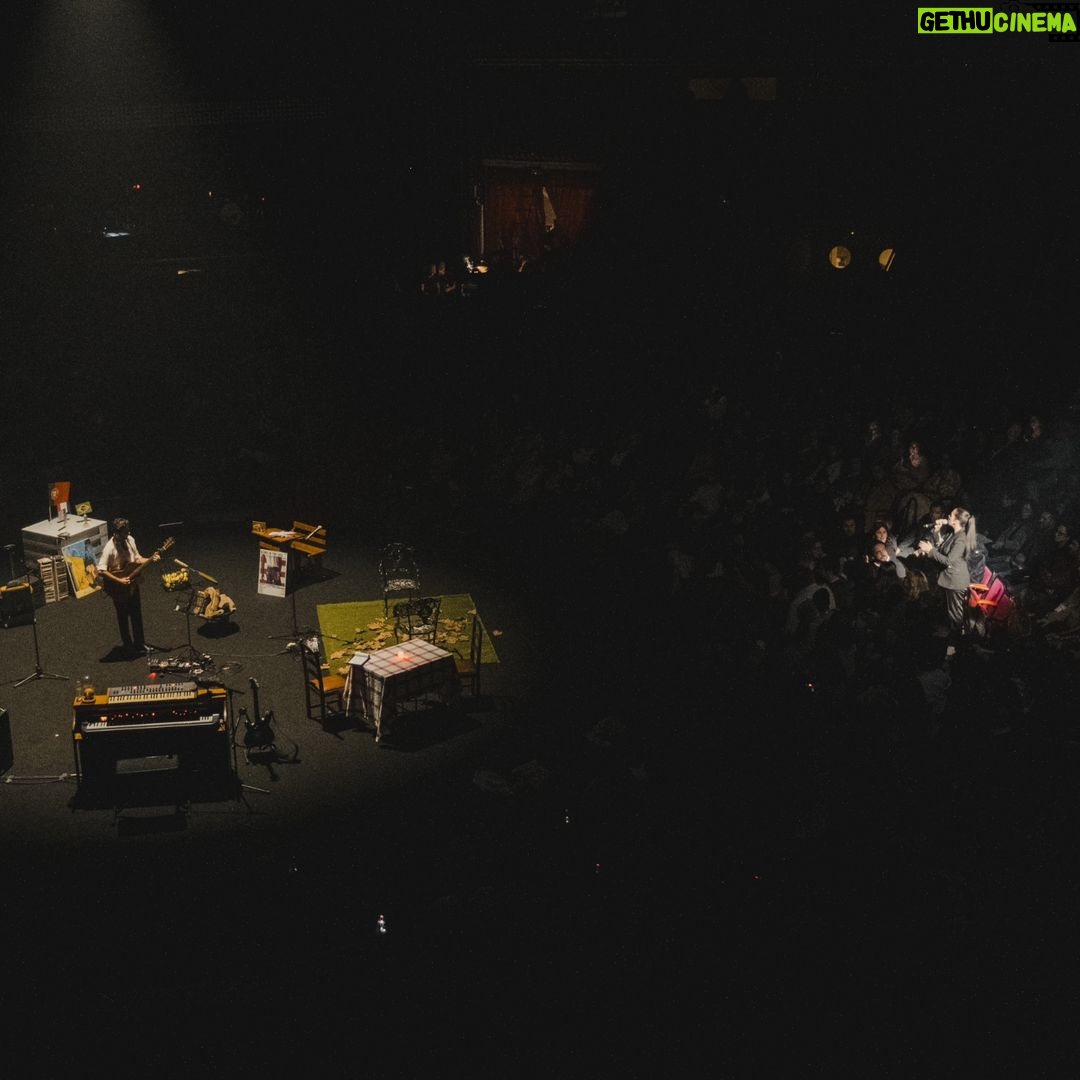 Tiago Bettencourt - 1.5K Likes - Lisboa: Obrigado por mais um ano em que enchemos o @coliseudosrecreios de magia natalícia. Este foi realmente um concerto diferente, complexo, perigoso, de três horas, mas onde me senti acompanhado do princípio ao fim pelo magnífico público daquela noite mágica. Temos as mágicas fotografias do nosso @omartim testemunhando o espectáculo que só foi possível com a colaboração e mestria de toda uma incansável equipa que tornou tudo isto possível. Obrigado a todos eles. Obrigado à minha banda, sempre presente, sempre gigante como as sombras feitas pelo @rui.daniels nas luzes. Aos convidados de luxo @paulogonzomusic , @diogoclementemusic e @saracorreiafado que abrilhantaram a noite cada um à sua maneira tão única e especial. Obrigado aos parceiros que todos os anos se juntam a esta aventura. @everythingisnewpt , @metronomo_mgmt , @radiocomercial , @rtppt
Porto, amanhã o post é para vocês 🤍