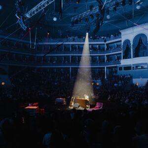 Tiago Bettencourt Instagram - Lisboa: Obrigado por mais um ano em que enchemos o @coliseudosrecreios de magia natalícia. Este foi realmente um concerto diferente, complexo, perigoso, de três horas, mas onde me senti acompanhado do princípio ao fim pelo magnífico público daquela noite mágica. Temos as mágicas fotografias do nosso @omartim testemunhando o espectáculo que só foi possível com a colaboração e mestria de toda uma incansável equipa que tornou tudo isto possível. Obrigado a todos eles. Obrigado à minha banda, sempre presente, sempre gigante como as sombras feitas pelo @rui.daniels nas luzes. Aos convidados de luxo @paulogonzomusic , @diogoclementemusic e @saracorreiafado que abrilhantaram a noite cada um à sua maneira tão única e especial. Obrigado aos parceiros que todos os anos se juntam a esta aventura. @everythingisnewpt , @metronomo_mgmt , @radiocomercial , @rtppt 
Porto, amanhã o post é para vocês 🤍