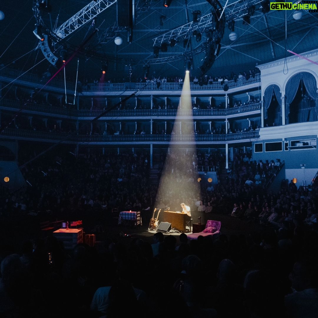 Tiago Bettencourt - 1.5K Likes - Lisboa: Obrigado por mais um ano em que enchemos o @coliseudosrecreios de magia natalícia. Este foi realmente um concerto diferente, complexo, perigoso, de três horas, mas onde me senti acompanhado do princípio ao fim pelo magnífico público daquela noite mágica. Temos as mágicas fotografias do nosso @omartim testemunhando o espectáculo que só foi possível com a colaboração e mestria de toda uma incansável equipa que tornou tudo isto possível. Obrigado a todos eles. Obrigado à minha banda, sempre presente, sempre gigante como as sombras feitas pelo @rui.daniels nas luzes. Aos convidados de luxo @paulogonzomusic , @diogoclementemusic e @saracorreiafado que abrilhantaram a noite cada um à sua maneira tão única e especial. Obrigado aos parceiros que todos os anos se juntam a esta aventura. @everythingisnewpt , @metronomo_mgmt , @radiocomercial , @rtppt
Porto, amanhã o post é para vocês 🤍
