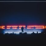 Tiago Bettencourt Instagram - Lisboa: Obrigado por mais um ano em que enchemos o @coliseudosrecreios de magia natalícia. Este foi realmente um concerto diferente, complexo, perigoso, de três horas, mas onde me senti acompanhado do princípio ao fim pelo magnífico público daquela noite mágica. Temos as mágicas fotografias do nosso @omartim testemunhando o espectáculo que só foi possível com a colaboração e mestria de toda uma incansável equipa que tornou tudo isto possível. Obrigado a todos eles. Obrigado à minha banda, sempre presente, sempre gigante como as sombras feitas pelo @rui.daniels nas luzes. Aos convidados de luxo @paulogonzomusic , @diogoclementemusic e @saracorreiafado que abrilhantaram a noite cada um à sua maneira tão única e especial. Obrigado aos parceiros que todos os anos se juntam a esta aventura. @everythingisnewpt , @metronomo_mgmt , @radiocomercial , @rtppt Porto, amanhã o post é para vocês 🤍 Coliseu dos Recreios