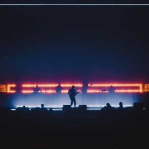 Tiago Bettencourt Instagram - Lisboa: Obrigado por mais um ano em que enchemos o @coliseudosrecreios de magia natalícia. Este foi realmente um concerto diferente, complexo, perigoso, de três horas, mas onde me senti acompanhado do princípio ao fim pelo magnífico público daquela noite mágica. Temos as mágicas fotografias do nosso @omartim testemunhando o espectáculo que só foi possível com a colaboração e mestria de toda uma incansável equipa que tornou tudo isto possível. Obrigado a todos eles. Obrigado à minha banda, sempre presente, sempre gigante como as sombras feitas pelo @rui.daniels nas luzes. Aos convidados de luxo @paulogonzomusic , @diogoclementemusic e @saracorreiafado que abrilhantaram a noite cada um à sua maneira tão única e especial. Obrigado aos parceiros que todos os anos se juntam a esta aventura. @everythingisnewpt , @metronomo_mgmt , @radiocomercial , @rtppt 
Porto, amanhã o post é para vocês 🤍