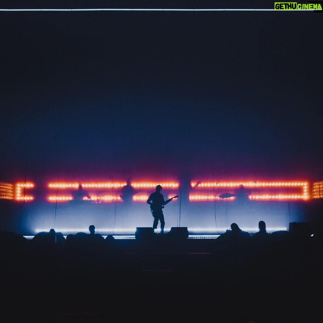 Tiago Bettencourt - 1.5K Likes - Lisboa: Obrigado por mais um ano em que enchemos o @coliseudosrecreios de magia natalícia. Este foi realmente um concerto diferente, complexo, perigoso, de três horas, mas onde me senti acompanhado do princípio ao fim pelo magnífico público daquela noite mágica. Temos as mágicas fotografias do nosso @omartim testemunhando o espectáculo que só foi possível com a colaboração e mestria de toda uma incansável equipa que tornou tudo isto possível. Obrigado a todos eles. Obrigado à minha banda, sempre presente, sempre gigante como as sombras feitas pelo @rui.daniels nas luzes. Aos convidados de luxo @paulogonzomusic , @diogoclementemusic e @saracorreiafado que abrilhantaram a noite cada um à sua maneira tão única e especial. Obrigado aos parceiros que todos os anos se juntam a esta aventura. @everythingisnewpt , @metronomo_mgmt , @radiocomercial , @rtppt
Porto, amanhã o post é para vocês 🤍