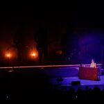 Tiago Bettencourt Instagram - Porto🤍. O mesmo espectáculo de Lisboa, com uma disposição de palco diferente, as mesmas três horas de concerto, e o público tão característico desta cidade que sempre me tratou tão bem, desde há 20 anos, tornando cada regresso memorável. Obrigado Porto pela sala esgotada em tão pouco tempo e as minhas desculpas por não termos conseguido marcar uma segunda data. Para a proxima teremos um plano B. Repetimos os enormes @paulogonzomusic e @diogoclementemusic . Mais uma vez obrigado a toda a equipa, à minha banda, e aos nossos parceiros. As fulminantes fotografias são do @nelsondaires 🔥 @everythingisnewpt @metronomo_mgmt @radiocomercial @rtppt Casa da Música